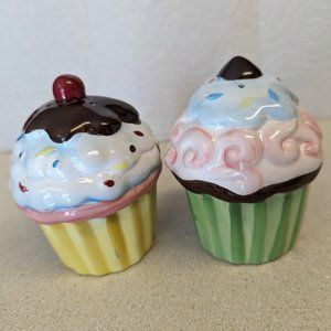 Cupcake salt and pepper shakers